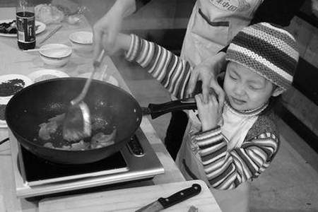 小孩子一出生就要学会炒菜什么意思