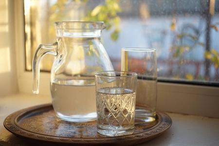 两个同样杯子里的水一个放在冰箱一个放在卧室每两个小时有什么变化