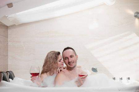 为什么夫妻最好不要一个人洗澡