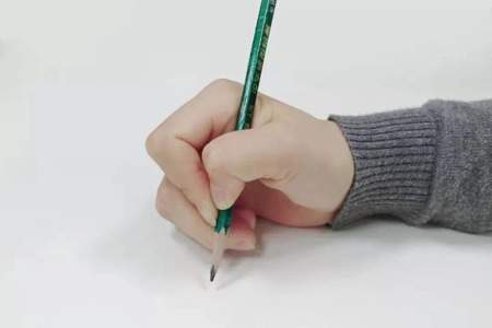 一年级小朋友不会握笔不会写字怎么教
