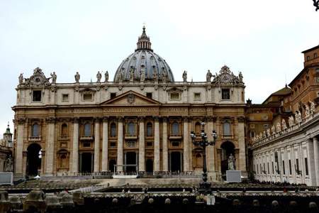 梵蒂冈圣彼得大教堂怎么建的